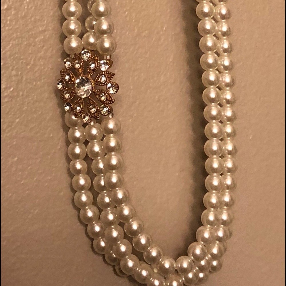 Pearl necklace with jewel